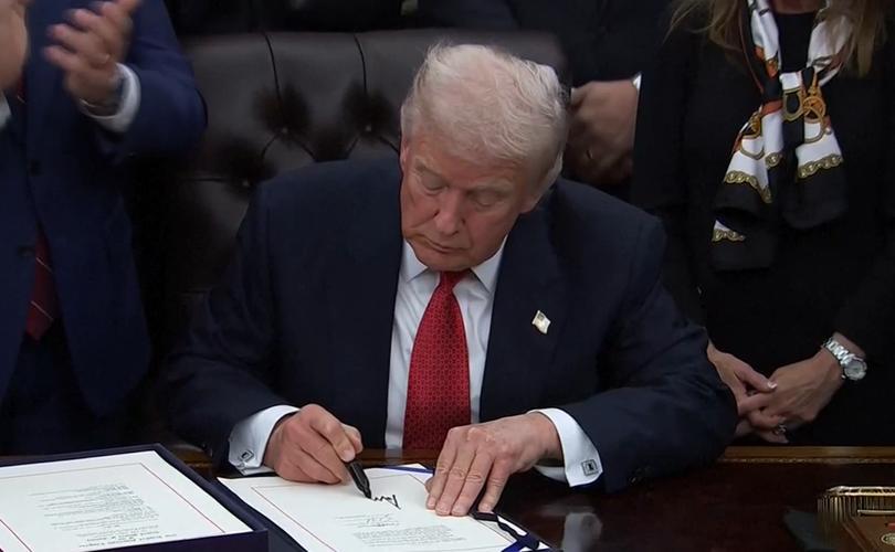 APP下载-为镇伊朗，特朗普下达一项总统令，他断定：这样中俄就不敢出头了